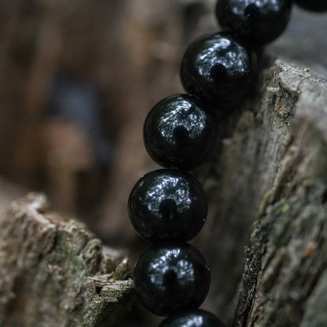 Glänzendes Perlenarmband aus „schwarzem Glas“.