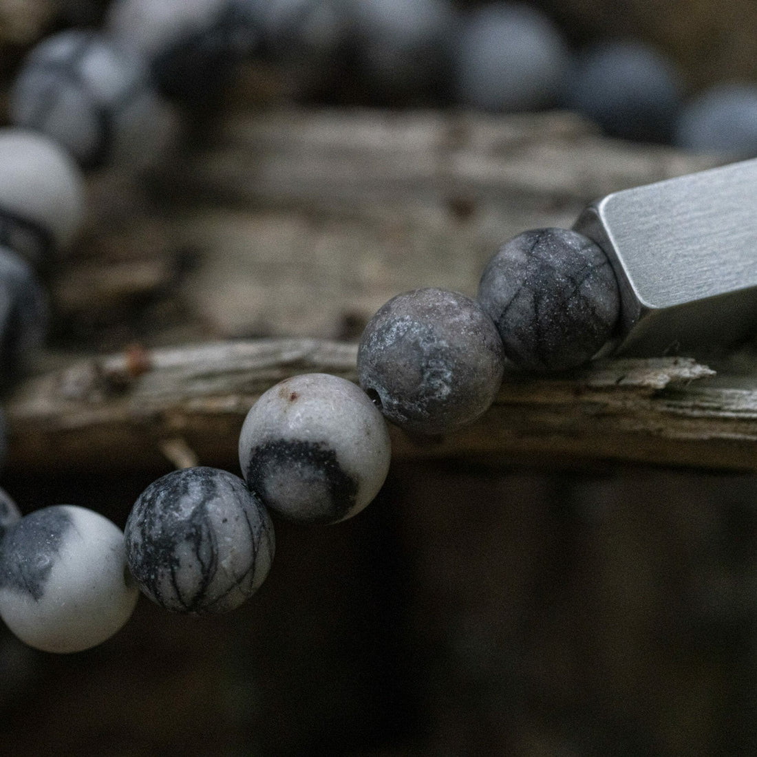 Silk Netstone - 8mm Frosted zwarte Kralen armband + Gravure